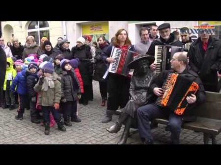 Koncert akordeonowy przy ławeczce Hanki Bielickiej w Łomży