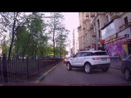 девушка паркуется