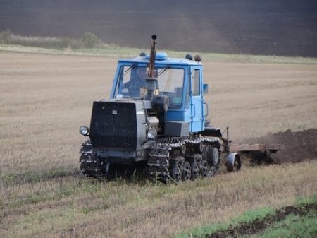 HTZ T 150 plowing Трактор T 150 с плугом