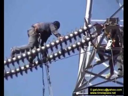 Замена линейного изолятора 220 кВ Replacement of 220 kV line insulators
