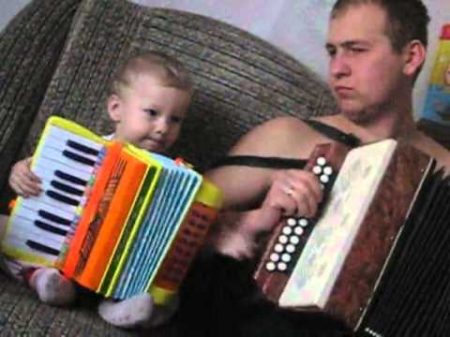 Учим ПАПУ играть на гармошке