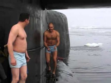 Купание офицеров подводников в полынье на Северном полюсе