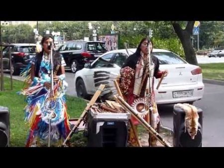 Индейцы поют красивую песню на улице Native of the andes Ishaa