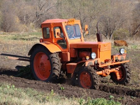 Tractor T 40AM plowing the garden Трактор Т 40АМ вспашка огорода