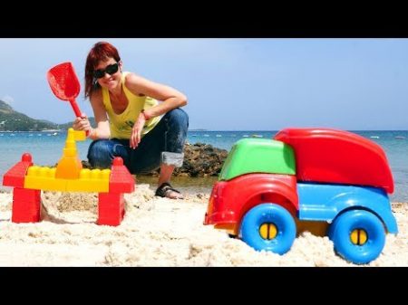 Маша Капуки собирает грузовичок и замок из песка Видео для детей