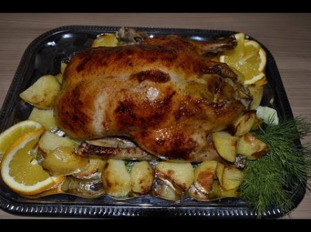 утка запечённая в духовке с картофелем и яблоками