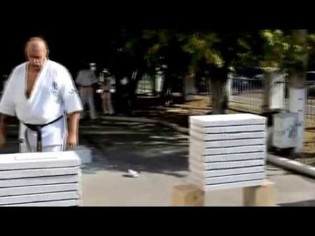 Спорт выбор сильных Разбивание бетонных блоков Киокушинкай карате