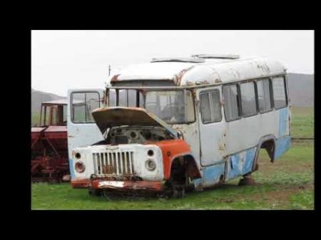 Ферма брошенный автопарк комбайнов тракторов грузовиков автобусов