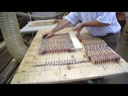 Торцевая разделочная доска с искривленным хаотичным рисунком