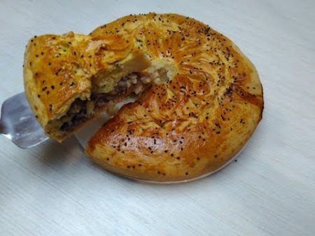 Потрясающий вкусный рецепт мясного пирога