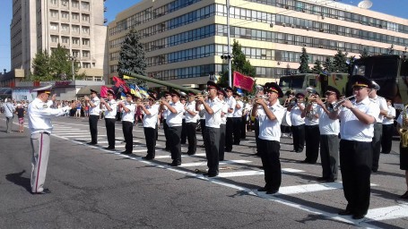 В Запорожье День Независимости отметили военным парадом