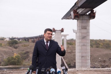 Премьер-министр обещает найти деньги для достройки запорожских мостов